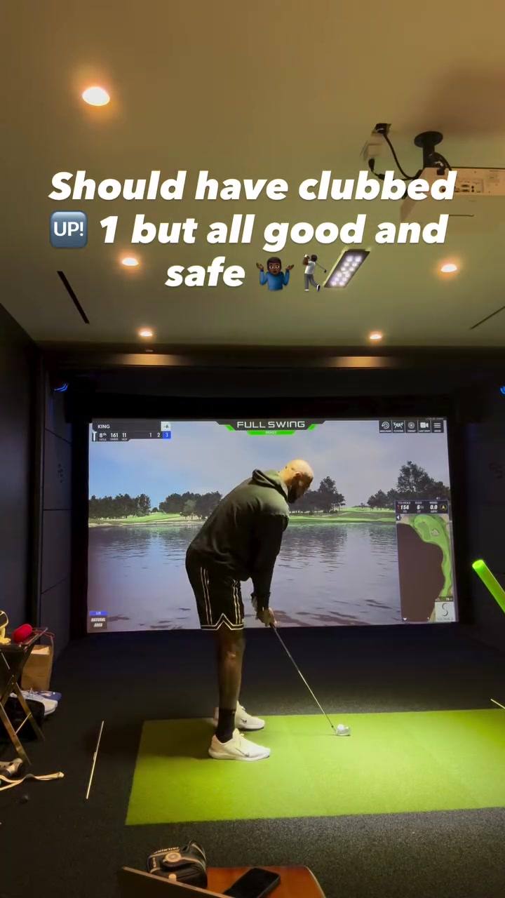 新球体育比分网-打磨球技！詹姆斯晒在家中玩高尔夫模拟器 挥杆后振臂庆祝