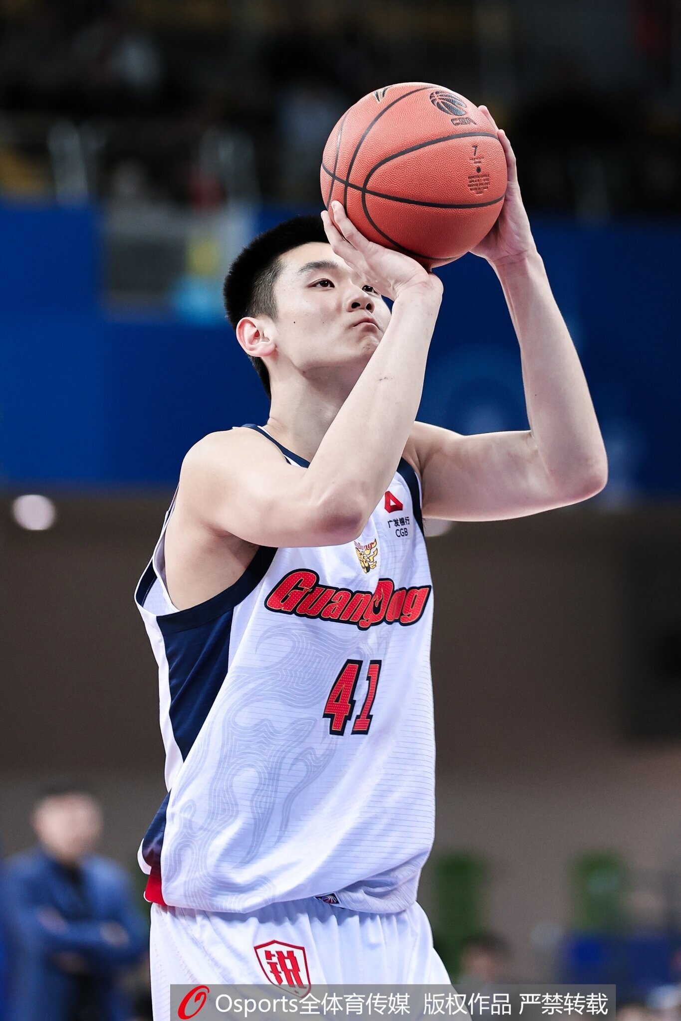 新球体育app-媒体人：王洪泽用稚嫩肩膀扛起广东脆弱内线 他值得更多时间&amp;机会